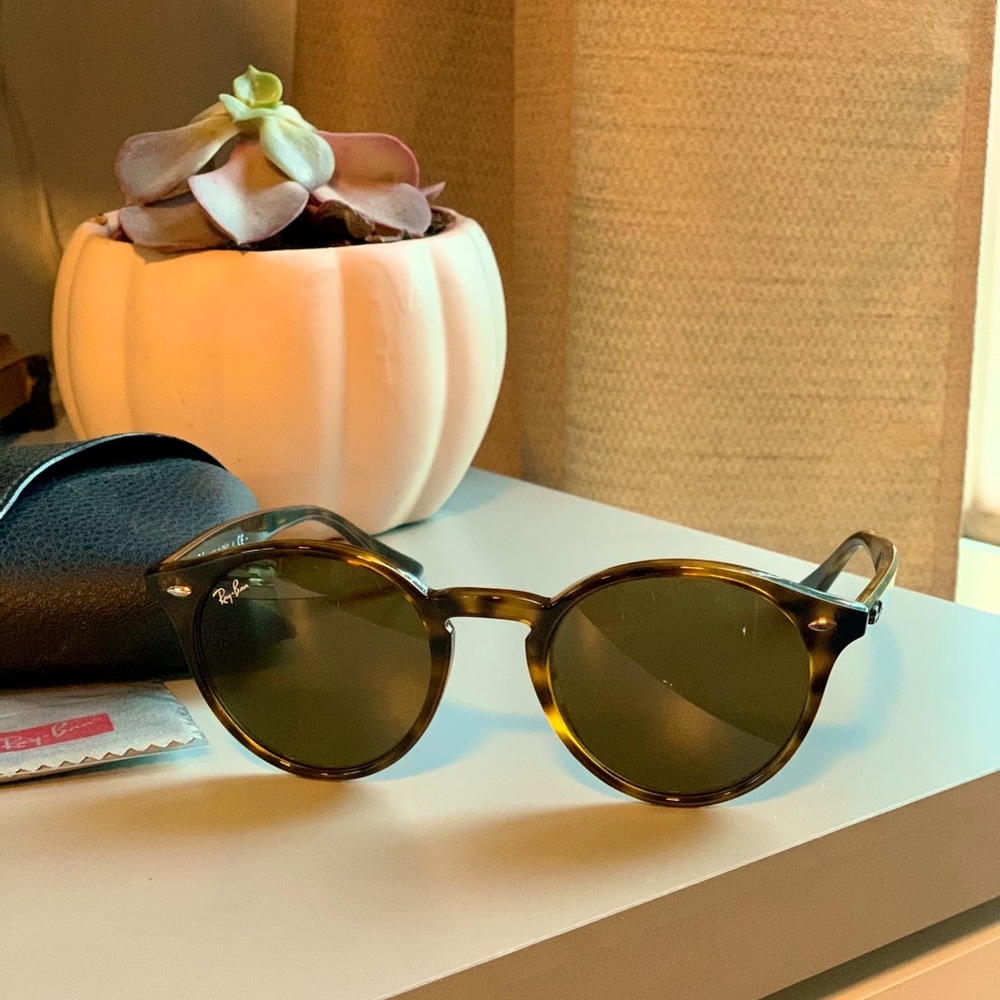 Gently Used. Ray Ban Wayfarer II Classic